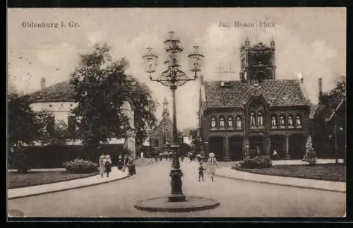 AK Oldenburg i. Gr., Strasse am Jul. Mosen-Platz mit Feuerwehr und Kirche