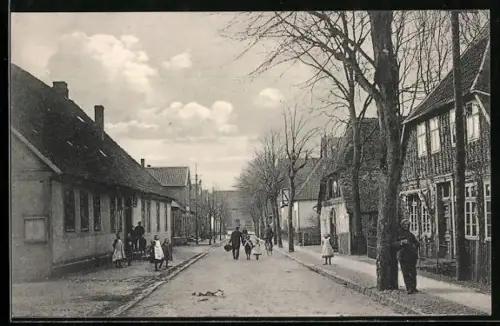 AK Fallingbostel, Strassenansicht mit Leuten und Kindern