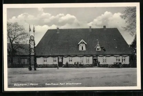 AK Düshorn i. H., Geschmücktes Gasthaus Karl Wischmann mit Wirtsleuten, Maibaum mit Huldigung, n