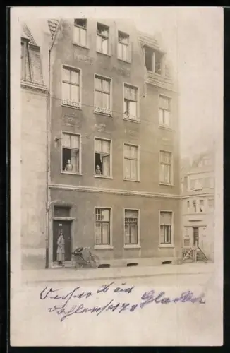 Foto-AK M.-Gladbach, Häuserfassade mit Anwohnern