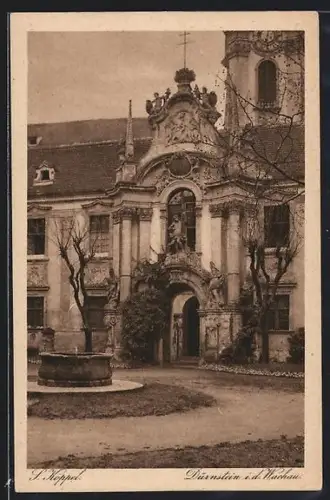 AK Dürnstein i. d. Wachau, S. Koppel, Innenhof mit Brunnen