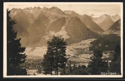 AK Bludenz, Talpanorama mit Ort und Gebirgskulisse