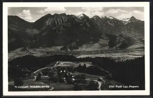 AK Bludenz /Vorarlberg, Panorama mit Ort und Bergkulisse