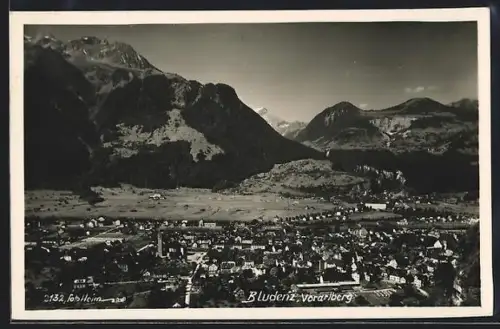 AK Bludenz /Vorarlberg, Panorama mit Stadt und Bergen
