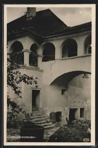 AK Weissenkirchen, Innenhof mit Arkaden