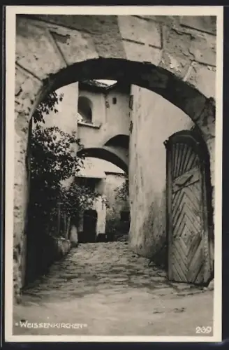 AK Weissenkirchen, Durchgang mit Torbogen, Kopfsteinpflaster und Holzportal