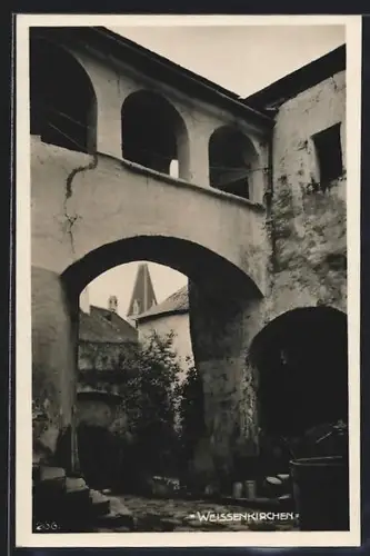 AK Weissenkirchen, Durchblick in Innenhof mit Arkadengang und Kirchturm