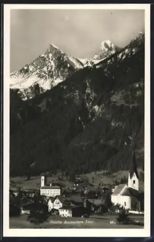 AK Reutte /Tirol, Panorama mit Kirchen und Bergkulisse