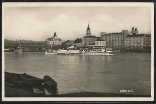 AK Linz a. D., Donaupartie mit Dampfer und Stadtpanorama