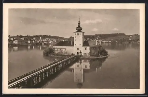 AK Gmunden /Salzkammergut, Schloss Ort auf Insel mit Brücke
