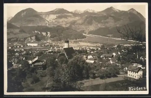 AK Bludenz, Panorama mit Kirche und Bergkulisse