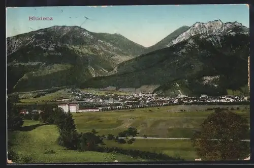 AK Bludenz, Panorama mit Stadt und Gebirgskulisse