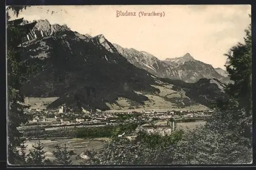 AK Bludenz /Vorarlberg, Panorama mit Ort und Gebirgskulisse