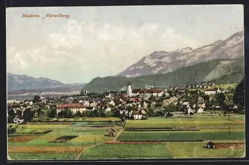 AK Bludenz /Vorarlberg, Panorama mit Kirche und Bergen