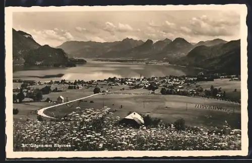 AK St. Gilgen am Abersee, Panorama mit See, Dorf und Bergkulisse