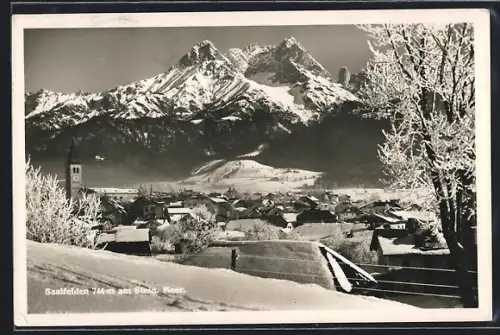 AK Saalfelden am Steinernen Meer, Ortspanorama mit Kirche und Bergmassiv