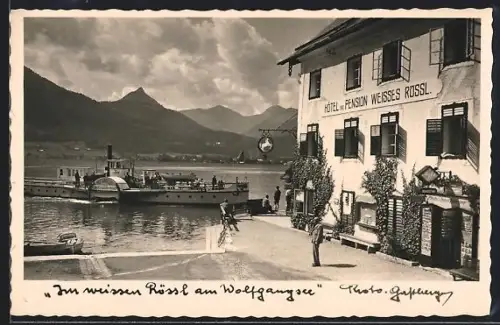 AK St. Wolfgang am Wolfgangsee, Hotel Weisses Rössl, Schiffsanleger und Uferpromenade