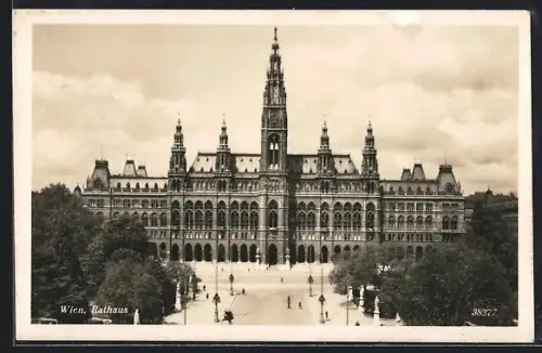 AK Wien, Rathaus mit Passanten