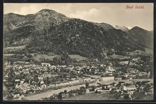 AK Bad Ischl, Panorama mit Fluss, Kirche und Gebirgskulisse