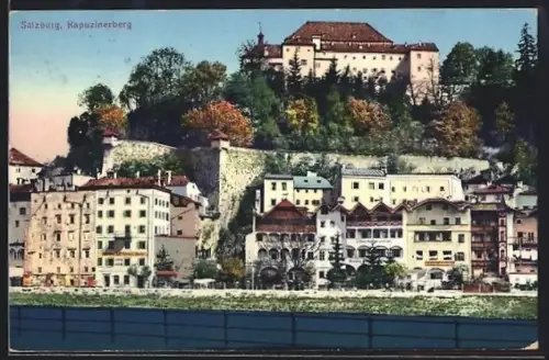 AK Salzburg, Kapuzinerberg, Panorama mit Salzachufer und Häuserfront