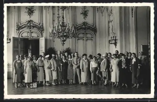AK Wien, Schloss Schönbrunn, Innenaufnahme mit Besuchergruppe