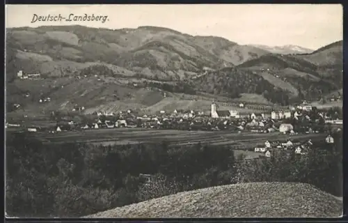 AK Deutsch-Landsberg, Panorama mit Kirche und Gebirgszug
