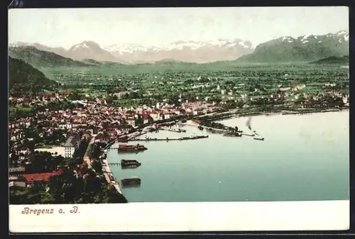 AK Bregenz a. B., Panorama mit Hafen, Uferpromenade und Gebirgskulisse