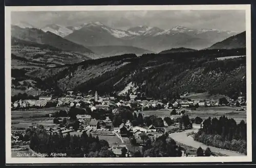 AK Spittal a. Drau, Panorama mit Ort, Drau und Gebirgskulisse