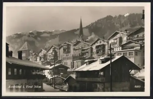 AK Kitzbühel i. Tirol, Panorama mit Kirche und verschneiten Häusern