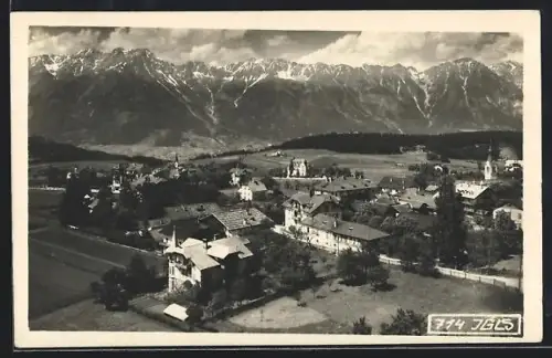 AK Igls, Panorama mit Kirche, Häusern und markanter Bergkulisse