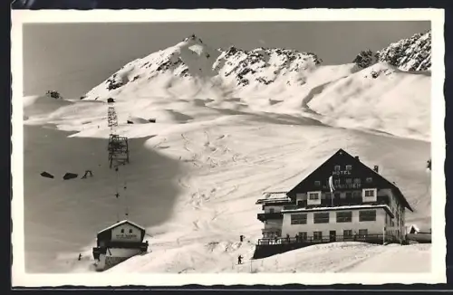 AK Hochsölden /Tirol, Hotel, Skilift und verschneites Bergpanorama