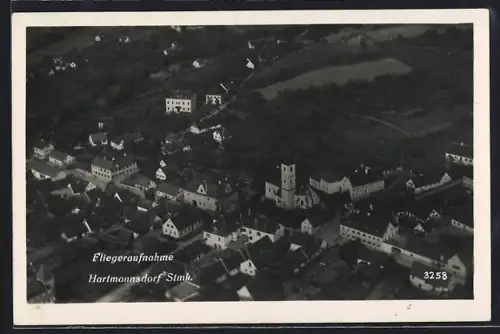 AK Hartmannsdorf /Stmk., Fliegeraufnahme mit Kirche