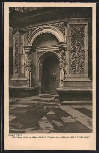 AK Dresden, Aufgang zum nordwestlichen Treppenturm im grossen Schlosshof