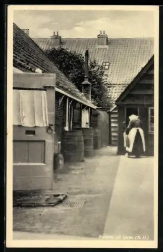 AK Laren /N. H., Strassenpartie mit Anwohnerin