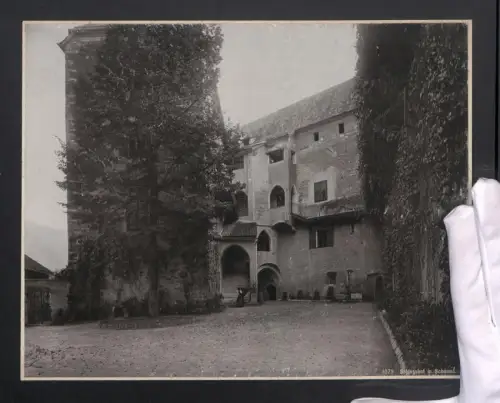 Fotografie unbekannter Fotograf, Ansicht Schönna, der Schlosshof des Schloss, Grossformat 28 x 22cm