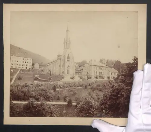 Fotografie E. Blumenthal, Wildbad, Ansicht Wildbad / Schwarzwald, Villa Blumenthal nebst Kirche