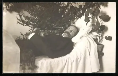 Foto-AK Post mortem eines jüngst Verstorbenen