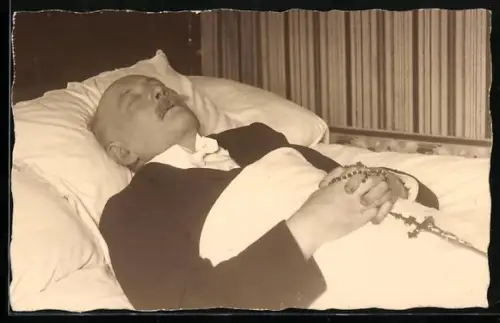 Foto-AK Aufgebahrter Leichnam mit Rosenkranz, Post Mortem