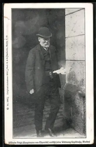 AK Rixdorf /Berlin, Wilhelm Voigt verlässt seine Wohnung in der Kopsstrasse