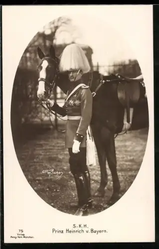 AK Prinz Heinrich von Bayern hält sein Pferd am Zaumzeug