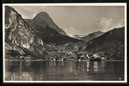 AK Geiranger, Ortsansicht mit Dampfer im Fjord