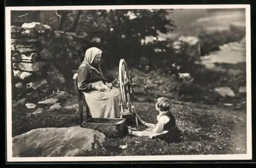 AK Alte Dame mit ihrem Enkel am Spinnrad