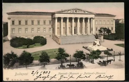 AK Budapest, National-Museum mit Kutschen