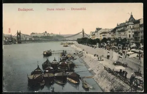 AK Budapest, Donaubild, Lastkähne am Anleger