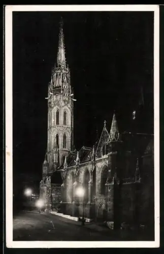 AK Budapest, Krönungskirche bei nächtlicher Beleuchtung