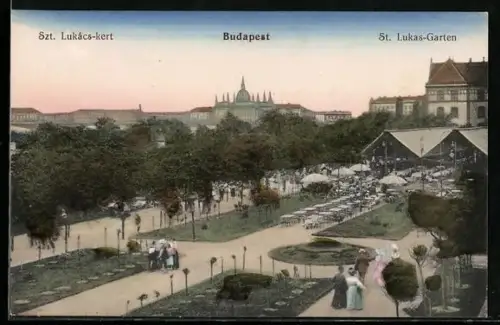 AK Budapest, St. Lukas-Garten mit Besuchern