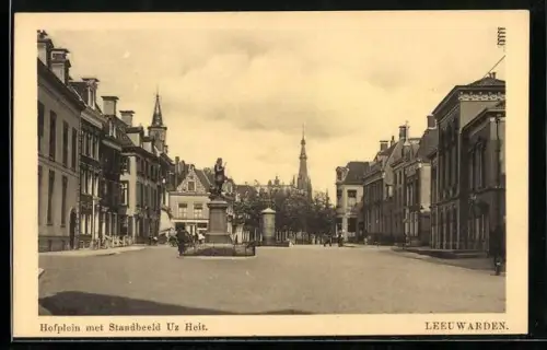 AK Leeuwarden, Hofplein met Standbeeld Uz Heit