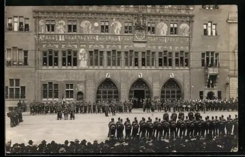 Foto-AK Basel, Militärische Parade mit Zuschauern, Fahnenabgabe vom Basler Bataillon 1916