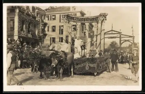 Foto-AK Locarno, Festumzug mit Festwagen, auf dem Säulen stehen