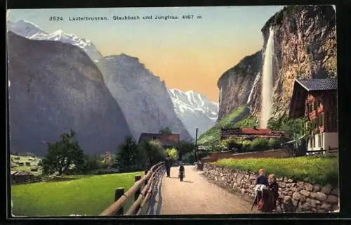 AK Lauterbrunnen, Strassenpartie mit Staubbach und Jungfrau